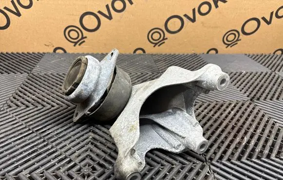 Ford Mustang VI Engine mount bracket FR3C60384A