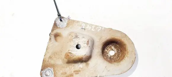 Engine mounting bracket