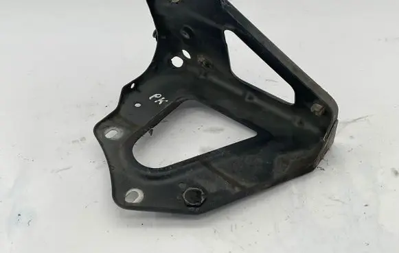 Audi A6 S6 C6 4F Fender mounting bracket 4F0821135