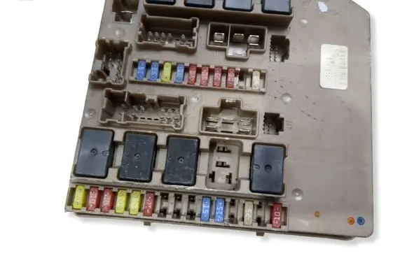 Renault Clio III Fuse module 674658A