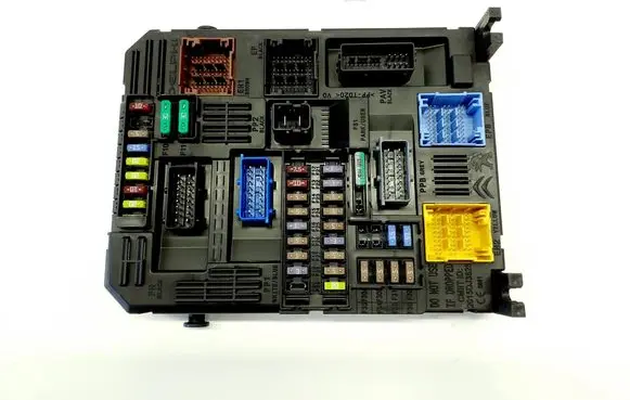 Peugeot 208 Fuse module 9832880380