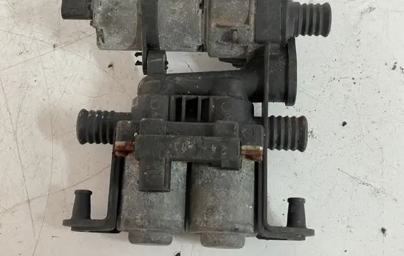 BMW 5 E39 Coolant heater control valve 8374994