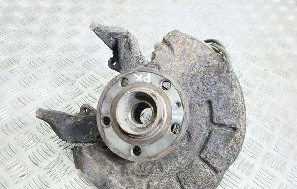 Volkswagen Polo IV 9N3 Front wheel hub spindle knuckle