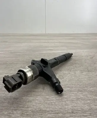Nissan X-Trail T30 Fuel injector AW402AW4 01G01305