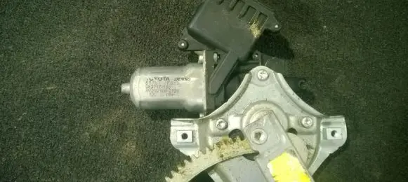 Toyota Yaris Front door window regulator motor 857010F010 983717100