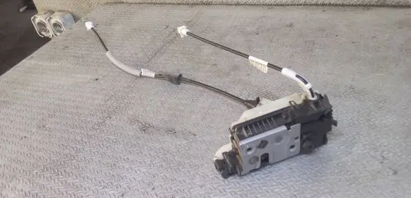 Peugeot 208 I Front door lock 