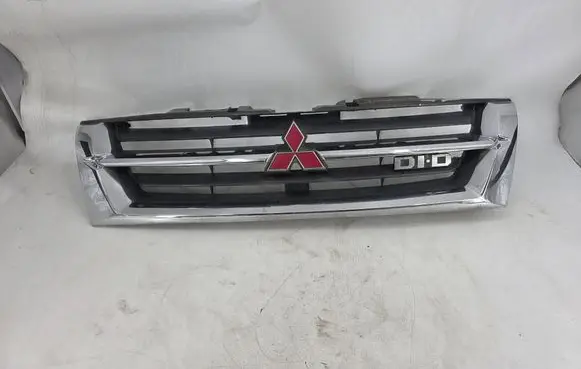 Mitsubishi Pajero Front bumper upper radiator grill MR387981
