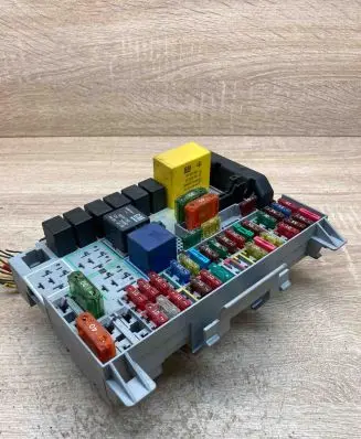 Opel Zafira A Fuse module 90589965
