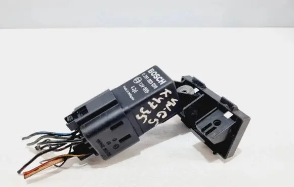 Volkswagen Golf V Glow plug pre-heat relay 0281003038 038907281D