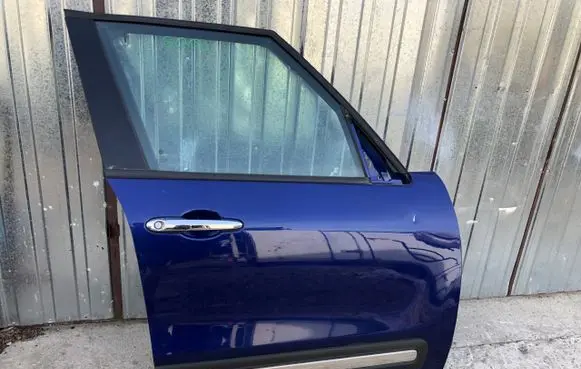 Fiat 500L Front door