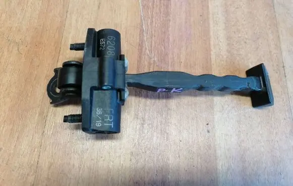 Opel Astra K Front door check strap stopper 13456208 YQ00232780