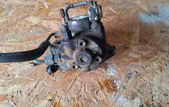 Toyota Avensis T250 Fuel injection high pressure pump 221000R020