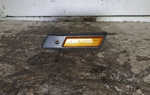BMW 3 E36 Front fender indicator light 13780149