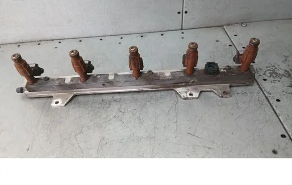 Volvo S80 Fuel injector supply line/pipe 