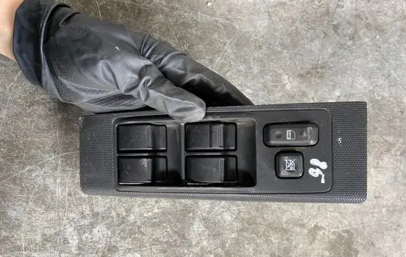 Toyota Avensis T250 Electric window control switch 7423205010