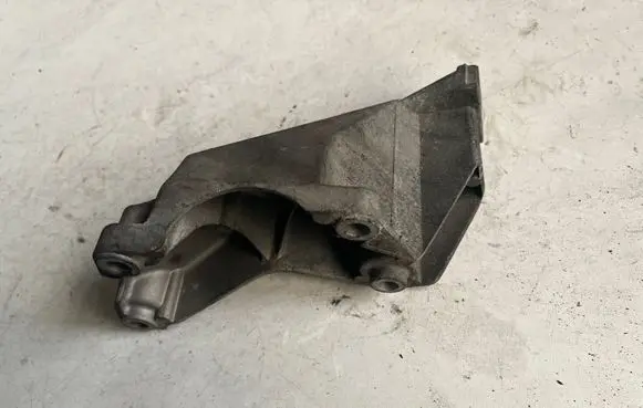 Audi A4 S4 B7 8E 8H Engine mounting bracket 8E0199307A