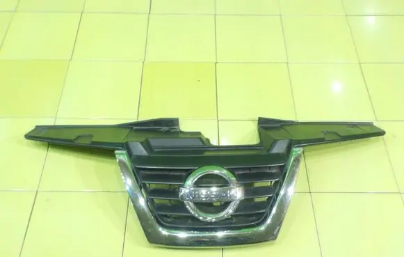Nissan Juke I F15 Front bumper upper radiator grill XP34