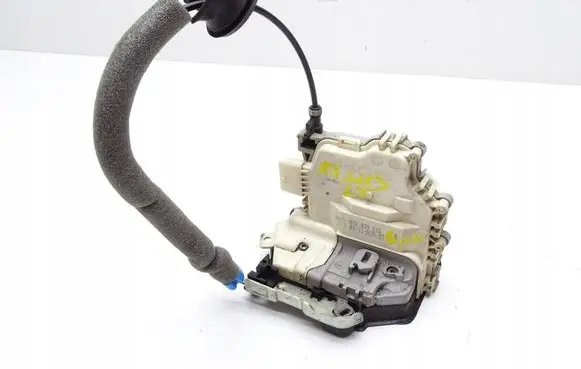 Audi A1 Front door lock 8X0839015