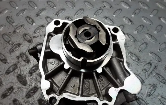 Opel Zafira B Vacuum pump 55188660