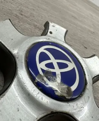 Toyota Avensis Verso R15 wheel hub/cap/trim 