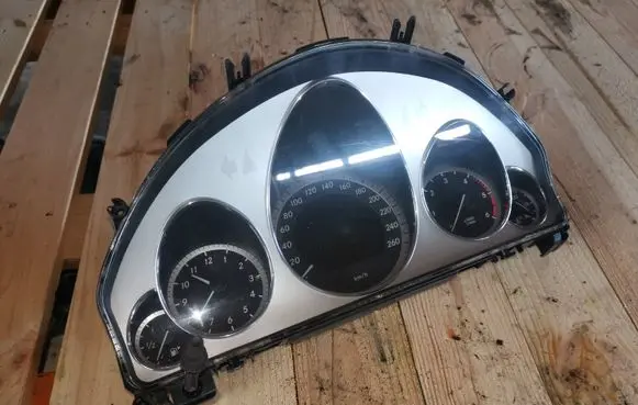 Mercedes-Benz E W212 Speedometer (instrument cluster) A2125409547
