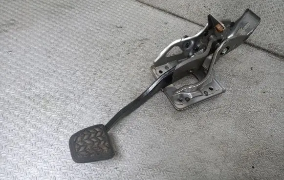 Toyota Avensis T250 Brake pedal 