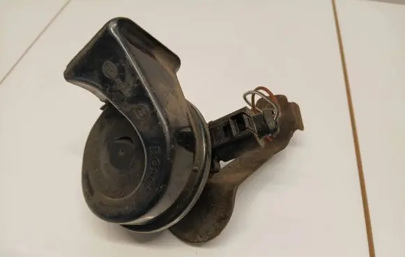BMW 5 E39 Horn signal 703881157