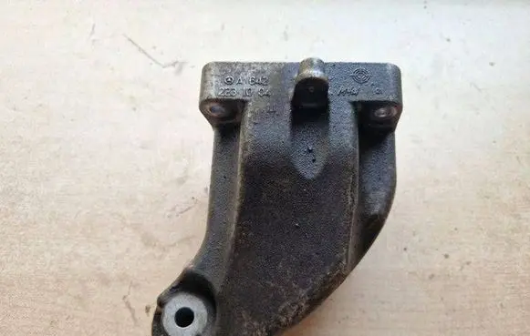 Mercedes-Benz E C207 W207 Engine mounting bracket A6422231004