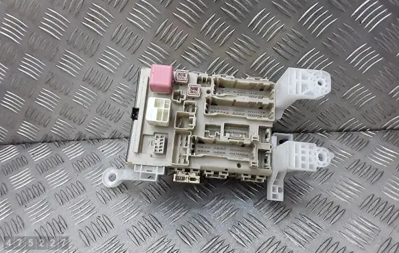 Toyota Verso Fuse module 827300f330