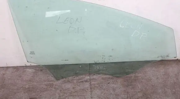 Seat Leon (1P) Front door window glass four-door