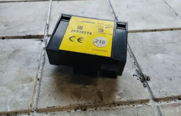 Chevrolet Captiva Door central lock control unit/module 25938218