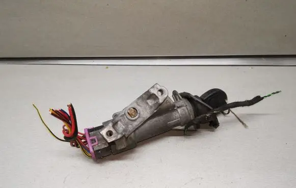 Volkswagen PASSAT B5 Ignition lock 4B0905851A