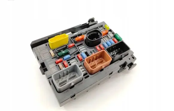 Peugeot 308 SW Fuse module 9666700480