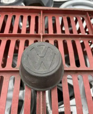 Volkswagen Golf I Original wheel cap 321601171A