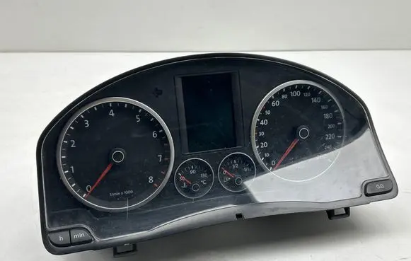 Volkswagen Tiguan Speedometer (instrument cluster) 5N0920870C