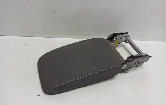 Volkswagen Golf VI Armrest 