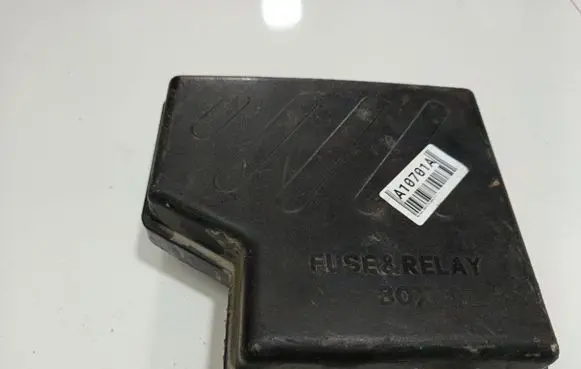 Hyundai Santa Fe Fuse box cover 