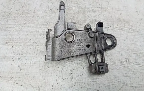 Mercedes-Benz E W212 Engine mounting bracket A6510902241