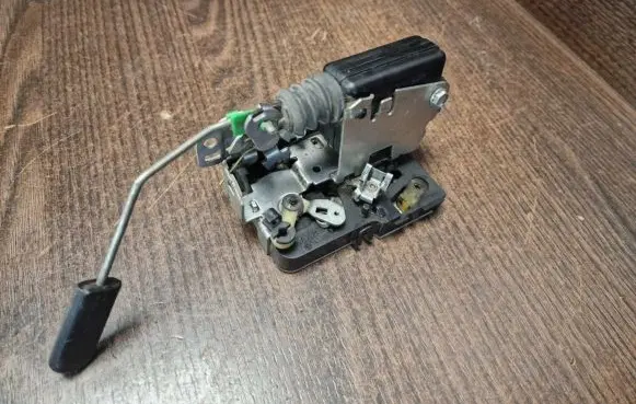 Iveco Daily 4th gen Front door lock 5801352922