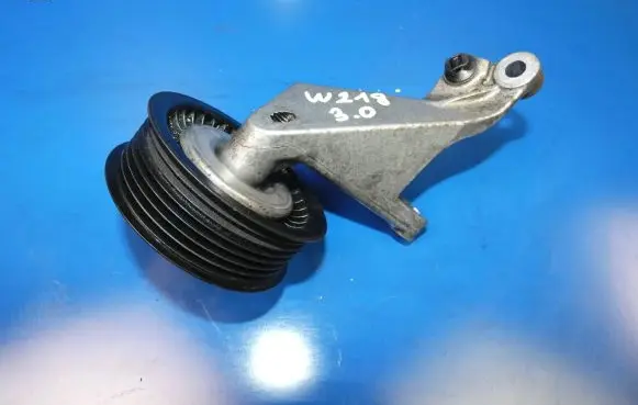 Mercedes-Benz CLS C218 X218 Generator/alternator belt tensioner A6422300342