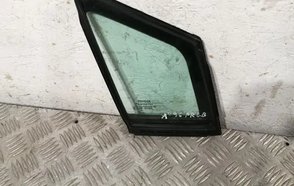 Toyota Avensis T270 Front door vent window glass four-door 6812505010 6821505010