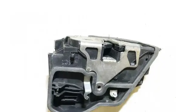 BMW X3 E83 Front door lock 7154623
