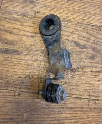 Opel Vivaro Engine mount bracket 165330702 93451663