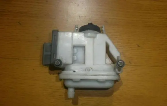 Volkswagen PASSAT B4 Central locking vacuum pump 3a0862153b