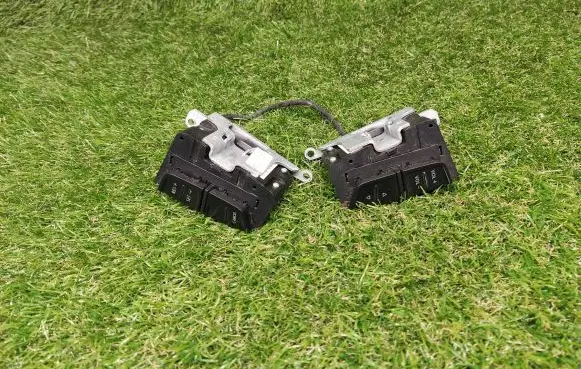 Steering wheel buttons/switches