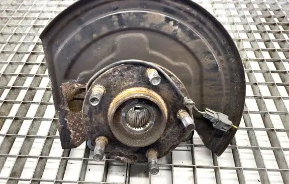 Nissan Juke I F15 Front wheel hub spindle knuckle