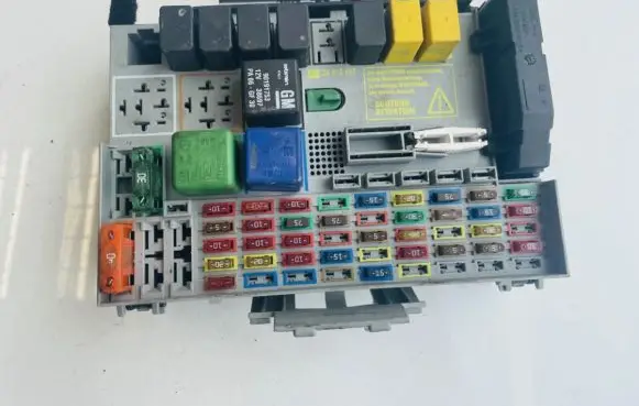 Opel Zafira A Fuse box set 24431677 24412497