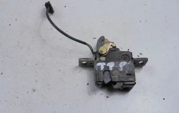 Audi A6 S6 C4 4A Tailgate/trunk/boot lock/catch/latch 4A9827506C