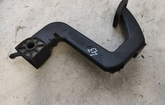 Mercedes-Benz Sprinter W901 W902 W903 W904 Clutch pedal A9012902416 A9012901916 A9012902016