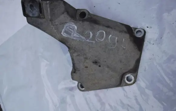 Volkswagen PASSAT B5.5 Engine mounting bracket 8D0199307G